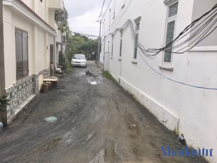 Đường bên hông vào nhà Thầy Park chưa được rải thảm.