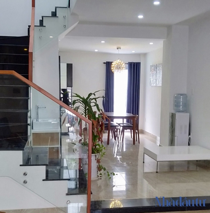 Phòng bếp và phòng ăn của gia đình HLV Park.