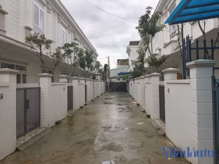 Đường trước cửa nhà HLV Park Hang Seo cũng là đường chia cắt giữa Khu B và Khu C.