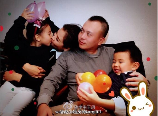 Lưu Đào hạnh phúc bên chồng và hai thiên thần nhỏ của mình.