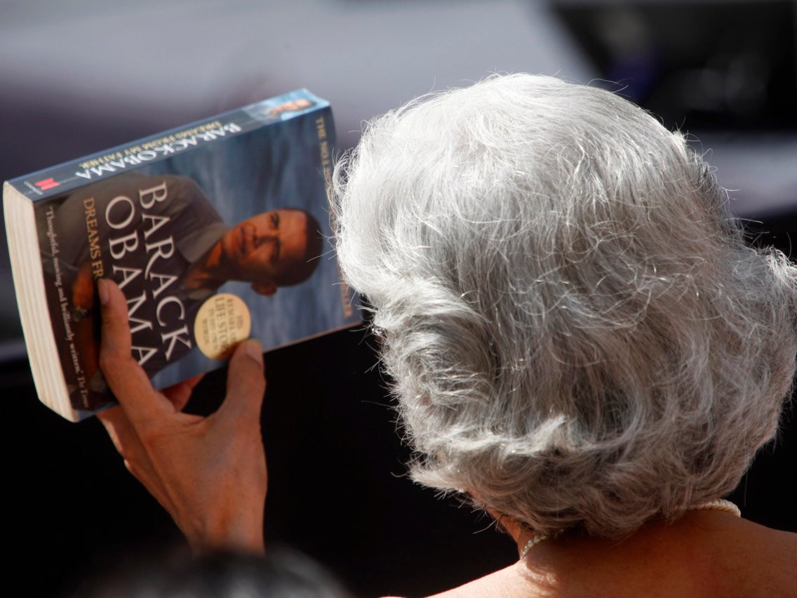 Tỷ lệ tài sản của nhà Obama phần lớn đến từ việc viết sách. Từ năm 2005 đến năm 2016, Obama kiếm được 15,6 triệu USD tiền tạm ứng và tiền bản quyền từ cuốn "Audacity of Hope" và "Of Thee I Sing: Thư gửi cho con gái tôi" và tiền bản quyền cho "Dreams From My Father". Nhưng việc sinh lợi từ sự nghiệp viết lách của Barack chưa kết thúc. Năm ngoái, ông và Michelle đã ký thỏa thuận sách trị giá ít nhất 60 triệu USD. Viết sách không phải là bước đột phá duy nhất của nhà Obama. Gần đây họ còn tham gia một thỏa thuận sản xuất với Netflix. Trong khi chi tiết tài chính chưa được tiết lộ, tờ New York Times cho biết các giao dịch tương tự trước đó trị giá hàng chục triệu USD.