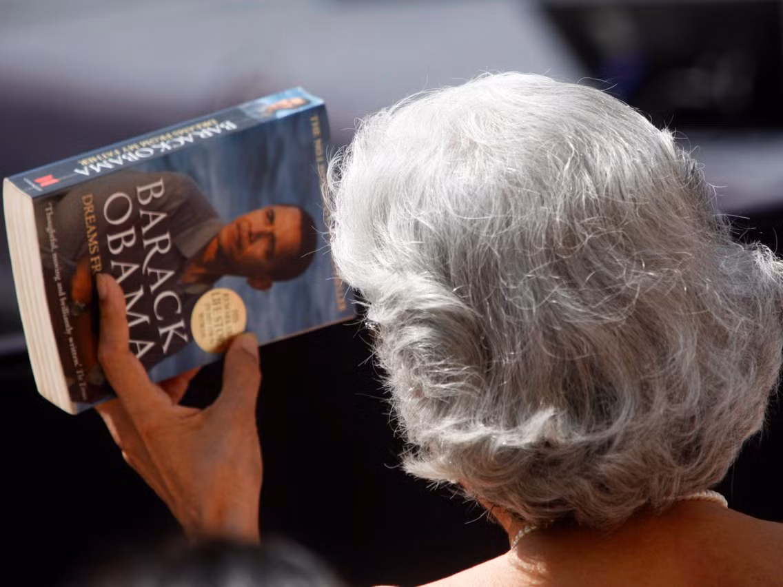 Tỷ lệ tài sản của nhà Obama phần lớn đến từ việc viết sách. Từ năm 2005 đến năm 2016, Obama kiếm được 15,6 triệu USD tiền tạm ứng và tiền bản quyền từ cuốn "Audacity of Hope" và "Of Thee I Sing: Thư gửi cho con gái tôi" và tiền bản quyền cho "Dreams From My Father". Nhưng việc sinh lợi từ sự nghiệp viết lách của Barack chưa kết thúc. Năm ngoái, ông và Michelle đã ký thỏa thuận sách trị giá ít nhất 60 triệu USD. Viết sách không phải là bước đột phá duy nhất của nhà Obama. Gần đây họ còn tham gia một thỏa thuận sản xuất với Netflix. Trong khi chi tiết tài chính chưa được tiết lộ, tờ New York Times cho biết các giao dịch tương tự trước đó trị giá hàng chục triệu USD.