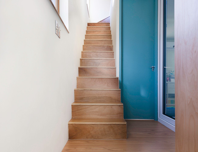 Lối cầu thang nhỏ với màu gỗ tự nhiên tiết kiệm diện tích tối đa mà vẫn đủ đáp ứng nhu cầu của người sử dụng.