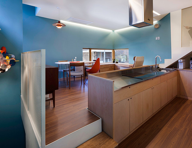 Bàn ăn đặt ngay gần phòng bếp tạo ra không gian thưởng thức bữa ăn đẹp và tiện nghi cho gia đình.