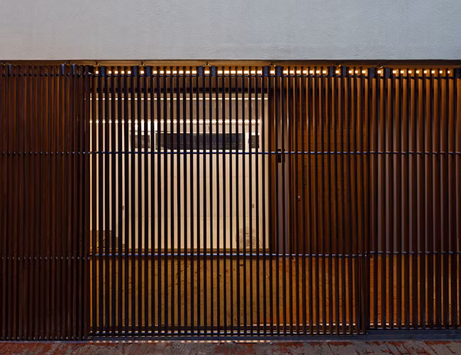 Thiết kế ngôi nhà phù hợp với những gia đình trẻ hiện đại, không ưa sự cầu kì và kiểu cách.