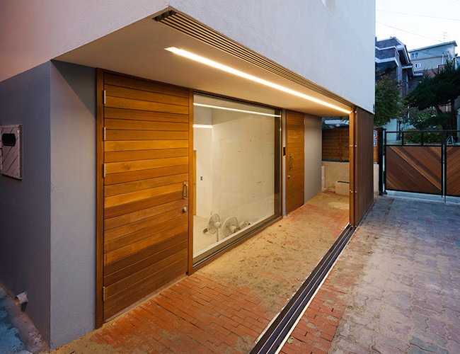 Không gian ánh sáng và hệ thống thông gió được thiết kế đa dạng. Tông màu xanh tươi sáng tạo nên những khung cảnh đầy màu sắc so với những ngôi nhà chỉ hướng đến sự sang trọng bằng cách sử dụng tông trắng chủ đạo.