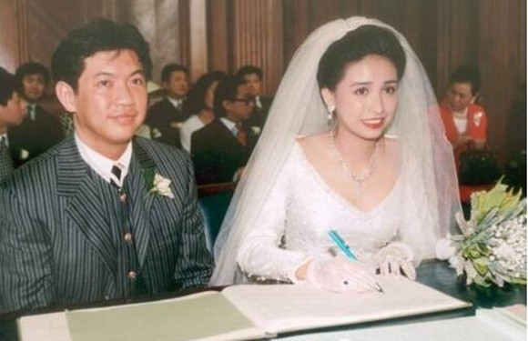 Ngô Uyển Phương kết hôn với Hồ Gia Hoa năm 1993.