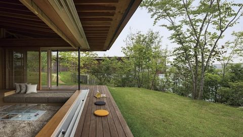 Hiên gỗ mộc mạc Một mái hiên được thiết kế đơn giản song lại mang đến cảm giác yên bình cho người nhìn. Ngồi trong hiên nhà ngắm nhìn khung cảnh thiên nhiên xanh mát bên ngoài giúp con người ta cảm thấy thư thái hơn sau những vất vả thường ngày.