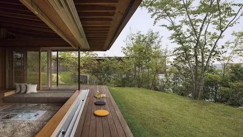 Hiên gỗ mộc mạc Một mái hiên được thiết kế đơn giản song lại mang đến cảm giác yên bình cho người nhìn. Ngồi trong hiên nhà ngắm nhìn khung cảnh thiên nhiên xanh mát bên ngoài giúp con người ta cảm thấy thư thái hơn sau những vất vả thường ngày.