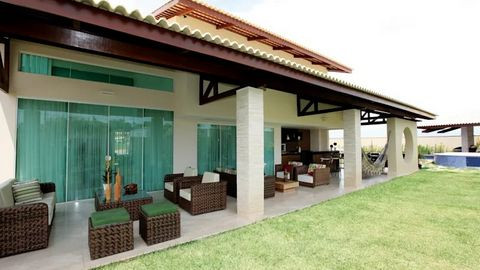 Hiên nhà rộng cho cả gia đình Nếu ngôi nhà đẹp của bạn sở hữu diện tích rộng vậy tại sao bạn không dành một phần không gian cho hiên nhà. Giống như ở trong ảnh, với hai bộ ghế không chỉ đáp ứng nhu cầu sử dụng của gia đình mà ngay cả cho khách đến thăm nhà. Bên cạnh đó, gia chủ còn thiết kế thêm một chiếc võng, nơi mọi người có thể nằm nghỉ ngơi, thư giãn.