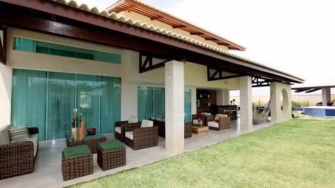 Hiên nhà rộng cho cả gia đình Nếu ngôi nhà đẹp của bạn sở hữu diện tích rộng vậy tại sao bạn không dành một phần không gian cho hiên nhà. Giống như ở trong ảnh, với hai bộ ghế không chỉ đáp ứng nhu cầu sử dụng của gia đình mà ngay cả cho khách đến thăm nhà. Bên cạnh đó, gia chủ còn thiết kế thêm một chiếc võng, nơi mọi người có thể nằm nghỉ ngơi, thư giãn.