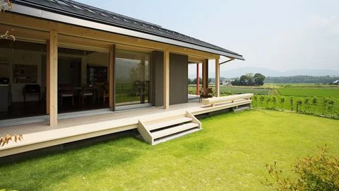 Hiên quanh nhàMái hiên quanh nhà không chỉ tạo nhiều không gian thư giãn cho gia đình mà đây còn là cách kết nối không gian trong nhà. Các thành viên có thể dễ dàng di chuyển tới các phòng khác nhau mà không cần phải lo đến vấn đề thời tiết bên ngoài.