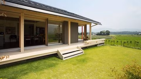 Hiên quanh nhà Mái hiên quanh nhà không chỉ tạo nhiều không gian thư giãn cho gia đình mà đây còn là cách kết nối không gian trong nhà. Các thành viên có thể dễ dàng di chuyển tới các phòng khác nhau mà không cần phải lo đến vấn đề thời tiết bên ngoài.