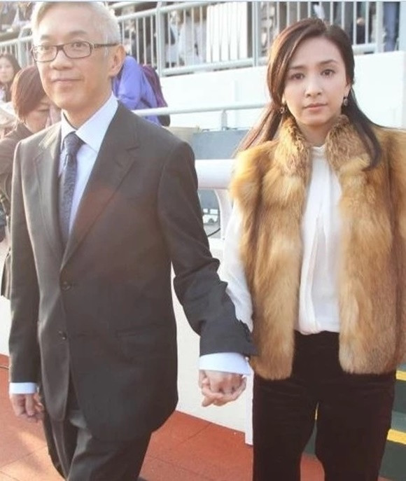 Ngô Uyển Phương và chồng luôn nắm chặt tay khi tham dự sự kiện.