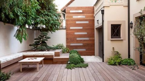 Cực kì thoải mái Gỗ luôn là sự lựa chọn hàng đầu khi thiết kế hiên nhà nhờ ưu điểm ấm áp mà gỗ mang đến. Không chỉ vậy, gỗ còn tạo cảm giác thoải mái tối đa cho người sử dụng và độ bền đẹp với thời gian. Hiên nhà đóng một vai trò không thể thiếu trong thiết kế tổng quan của căn nhà. Trên đây là những mẫu thiết kế sân thượng nhà đẹp mà bạn có thể sẽ thích và khá phù hợp với thời tiết, khí hậu tại Việt Nam.