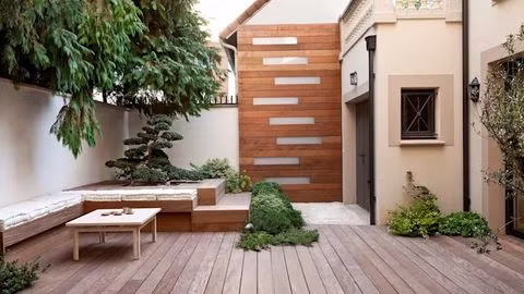 Cực kì thoải mái Gỗ luôn là sự lựa chọn hàng đầu khi thiết kế hiên nhà nhờ ưu điểm ấm áp mà gỗ mang đến. Không chỉ vậy, gỗ còn tạo cảm giác thoải mái tối đa cho người sử dụng và độ bền đẹp với thời gian. Hiên nhà đóng một vai trò không thể thiếu trong thiết kế tổng quan của căn nhà. Trên đây là những mẫu thiết kế sân thượng nhà đẹp mà bạn có thể sẽ thích và khá phù hợp với thời tiết, khí hậu tại Việt Nam.