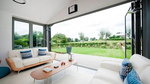 Mái hiên trong nhà Để xây một mái hiên không nhất thiết phải có tứ phía mở. Giống như trong bức ảnh, hiên của căn nhà này chỉ sở hữu một mặt mở song vẫn vô cùng rộng thoáng, tạo cảm giác thoải mái cho người sử dụng.