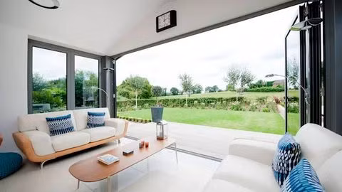 Mái hiên trong nhà Để xây một mái hiên không nhất thiết phải có tứ phía mở. Giống như trong bức ảnh, hiên của căn nhà này chỉ sở hữu một mặt mở song vẫn vô cùng rộng thoáng, tạo cảm giác thoải mái cho người sử dụng.