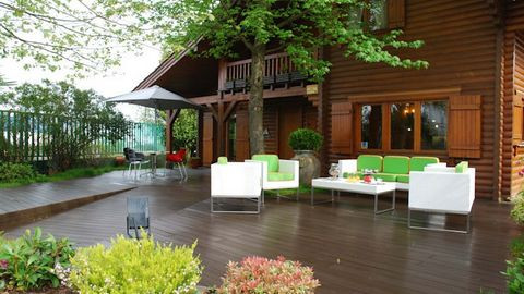 Hiên gỗ kết hợp sofa hiện đại Cho dù nhà bạn sở hữu thiết kế như thế nào, từ cổ điển cho đến mộc mạc song bạn hoàn toàn có thể tạo nên sự hiện đại bằng cách lựa chọn nội thất phù hợp.