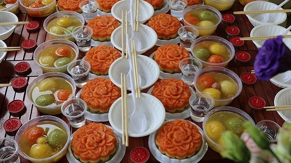 Mâm cúng đầy tháng của bé gái thường là chè trôi nước