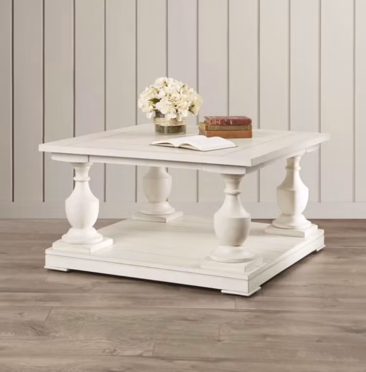 Bàn cà phê Sandalfoot Warwick với màu trắng thanh lịch cùng thiết kế đầy ấn tượng giúp cho không gian ngôi nhà thực sự ấn tượng. Chiếc bàn có giá khá “chat” khoảng 11 triệu đồng.