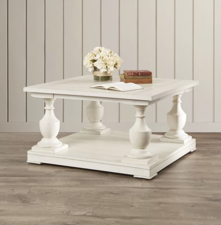 Bàn cà phê Sandalfoot Warwick với màu trắng thanh lịch cùng thiết kế đầy ấn tượng giúp cho không gian ngôi nhà thực sự ấn tượng. Chiếc bàn có giá khá “chat” khoảng 11 triệu đồng.
