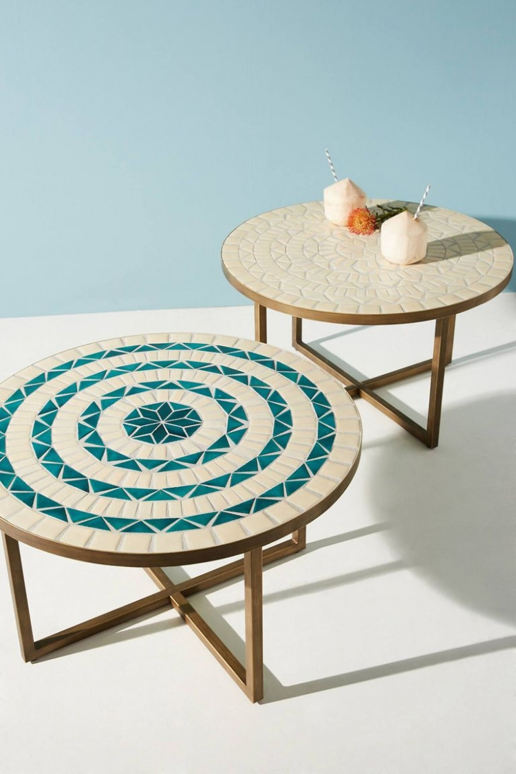 Bàn cafe mang màu sắc nhiệt đới cho bạn cảm giác như đang trải qua một kì nghỉ ở biển. Chiếc bàn có giá hơn 7 triệu đồng.