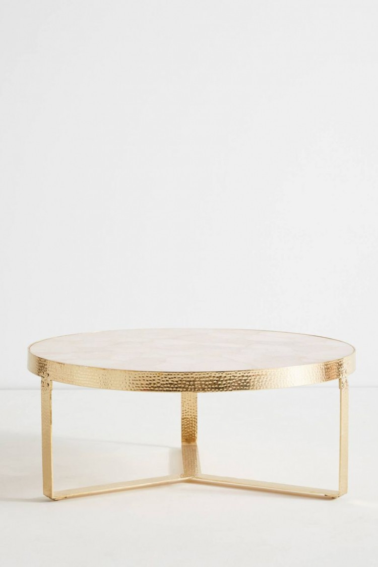 Bàn cafe thạch anh màu hồng có giá khoảng hơn 40 triệu.