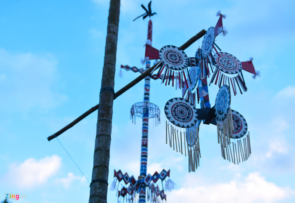 Hoa văn tinh xảo, màu sắc tuyệt đẹp trên cây nêu trong ngày Tết ngã rạ (mừng lúa mới) ở xã Bình An. "Chúng tôi về đây đi khảo sát các dòng suối, ngọn thác, cỏ hoa, chim thú...giữa núi rừng. Anh em ăn ở với dân làng nhiều ngày để lấy cảm hứng vẽ tranh 3D phát sáng tái hiện khung cảnh thiên nhiên hoang sơ và nét đẹp văn hóa truyền thống của đồng bào Cor nơi đây", ông Nguyễn Thanh Tuyên, Trưởng nhóm họa sĩ cho biết.