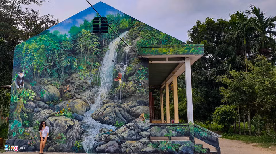 Bức tranh 3D phát sáng tái hiện không gian hoang sơ thác Tuyền Tung trên bức tường nhà văn hóa thôn Thọ An. Voọc chà vá chân nâu, loài linh trưởng quý hiếm cùng sóc, chim, bướm muôn màu tạo nên bức tranh sống động ở bản làng Bình An.