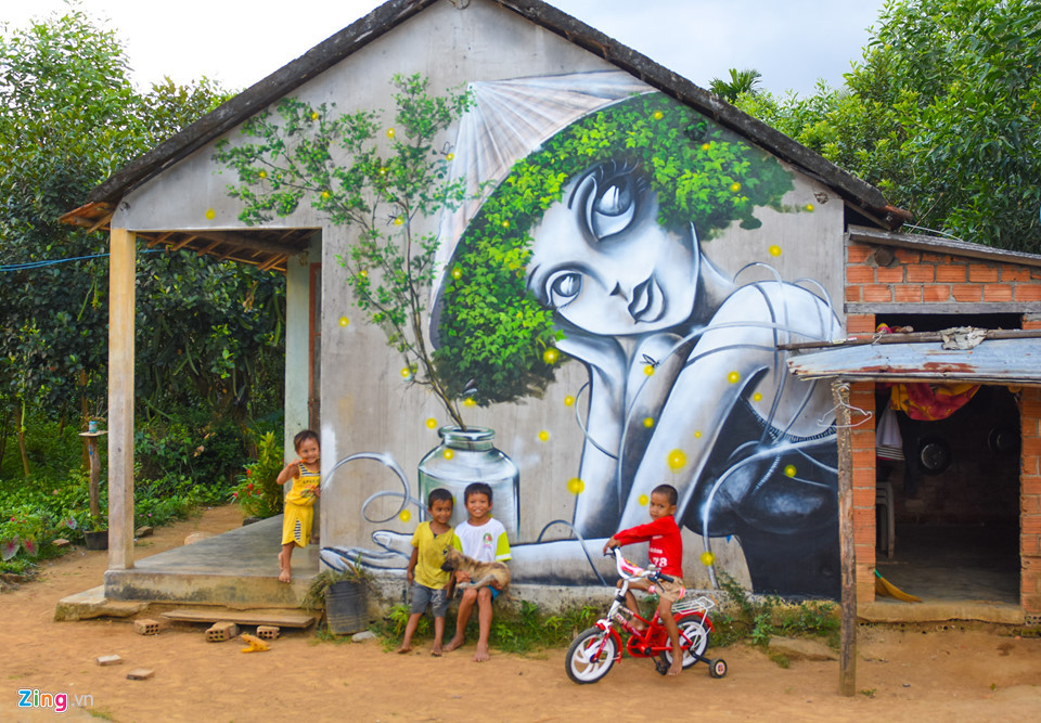 Những đứa trẻ hồn nhiên bên bức họa 3D phát sáng. Trao đổi với Zing.vn, ông Lý Thọ, Phó chủ tịch UBND huyện Bình Sơn, cho biết địa phương mong muốn mở ra cầu nối đưa du khách đến vùng đất nổi tiếng Thọ An. Do vậy, huyện đã mời nhóm họa sĩ về đây đi khảo sát, tái hiện khung cảnh thiên nhiên hoang sơ, núi rừng lên tranh tạo thêm sản phẩm du lịch.