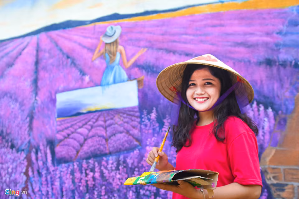 Họa sĩ Đỗ Thị Hồng Liên (ngụ TP.HCM), chia sẻ những bức tranh tập trung vào chủ đề cảnh đẹp hoang sơ, hoang dã nơi đây. "Chúng tôi đi khảo sát, ghi lại hình ảnh thực tế 100% trên núi rừng để chuyển tải vào tranh. Nhóm họa sĩ hy vọng những bức tranh 3D phát sáng giới thiệu về phong cảnh thiên nhiên, nét đẹp văn hóa truyền thống của vùng đất này đến với du khách gần, xa ", chị Liên thổ lộ.