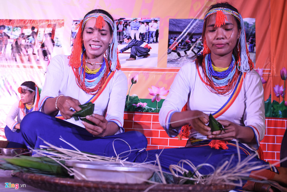 Theo các họa sĩ, dù vùng đất Bình An còn nhiều nghèo khó nhưng đồng bào Cor luôn trân trọng gìn giữ giá trị văn hóa truyền thống, ý thức bảo tồn thiên nhiên núi rừng hoang sơ cho đời sau. Trong ảnh: Phụ nữ Cor gói bánh đót mừng ngày Tết ngã rạ. Ông Tuyên cho rằng, sinh hoạt, giao lưu múa cồng chiêng cùng đồng bào Cor, nhóm họa sĩ đã có nhiều cung bậc cảm xúc đặc biệt về tấm lòng nồng hậu, mộc mạc của dân làng Thọ An. "Đây là chất xúc tác tuyệt vời để chúng tôi hoàn thành những bức tranh thiên nhiên, hồn người sâu lắng giữa núi rừng này", nam họa sĩ tâm sự.