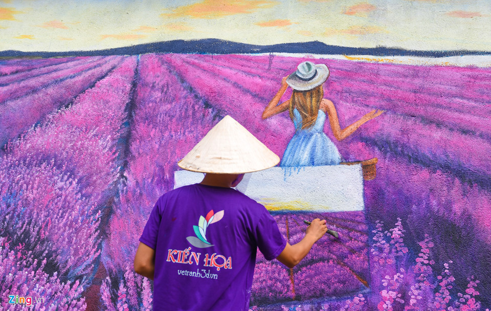 Cánh đồng hoa oải hương - Lavender, một trong những loại hoa rất nổi tiếng trên thế giới, đặc biệt là những cánh đồng hoa ở Pháp. Sắc hoa oải hương tím thể hiện tình yêu chung thủy được giới trẻ Việt Nam ưa thích được vẽ trên tường nhà dân nơi đây.