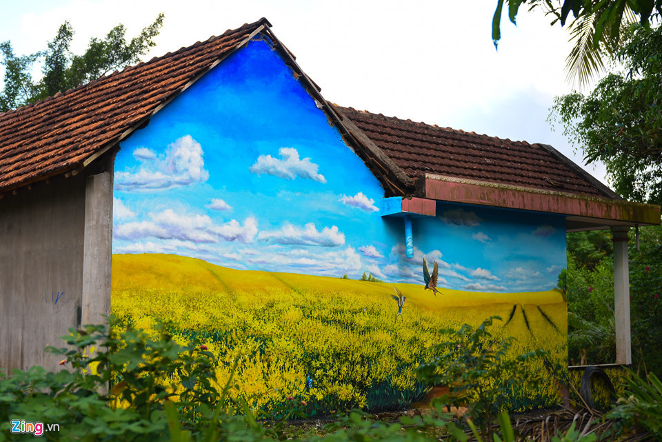 Cánh đồng hoa cải nhuộm vàng trên thảo nguyên được tái hiện sống động trên tường nhà dân ở Bình An.