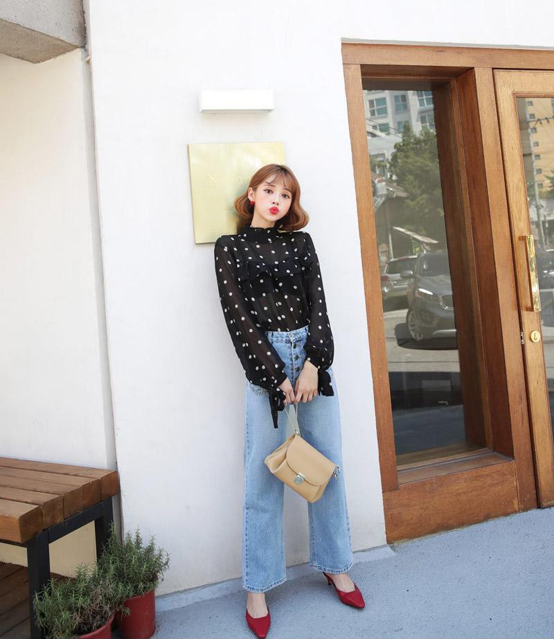 Chọn một chiếc áo chấm bi tay thắt nơ, phối với quần jeans ống suông trong một ngày nắng êm dịu chắc hẳn sẽ khiến nàng thôi thúc mọi ánh nhìn khi bước xuống phố.