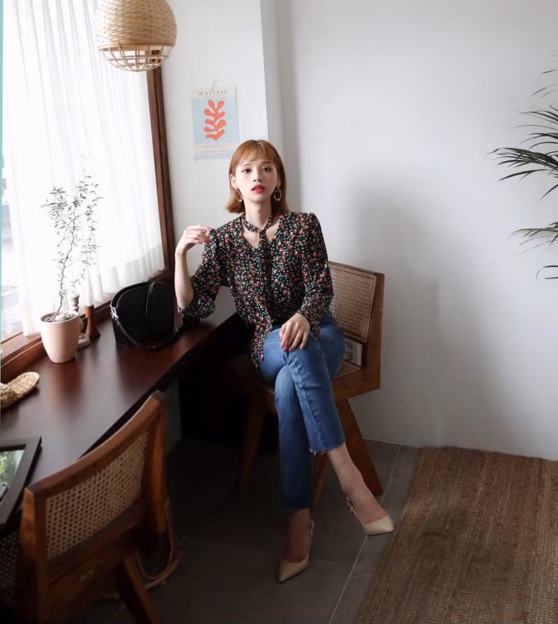 Áo có phần thắt dây điệu đà có thể buông đầy ngẫu hứng, cũng có thể thắt nơ ngọt ngào như kẹo.