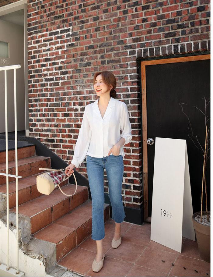  Sơ mi trắng tinh giản nhưng lại luôn được ưu ái đặc biệt vì không bao giờ lo lỗi mốt, đây cũng là kiểu áo giúp ăn gian tuổi siêu nhanh chóng.