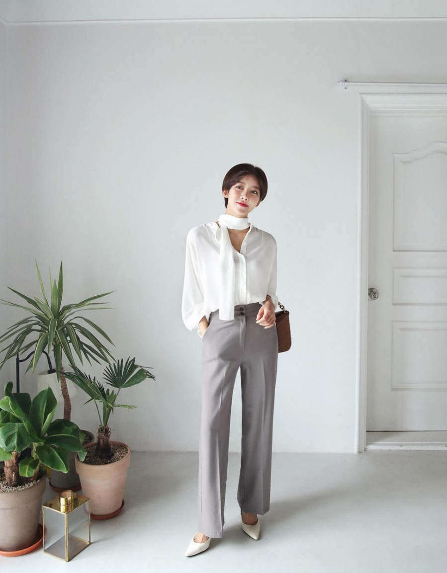 Một set đồ giúp nàng vừa chuẩn điệu khi đến chốn công sở, vừa gợi cảm ý nhị khiến ai nhìn cũng phải tấm tắc khen.