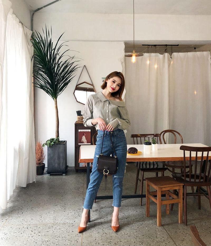 Dĩ nhiên rồi, một chiếc áo lệch vai sẽ tạo cảm giác mới mẻ và tươi mới cho các nàng. Với kiểu áo điệu đà này, hãy chọn một đôi giày cao gót để thật sự kiêu hãnh khi xuất hiện.