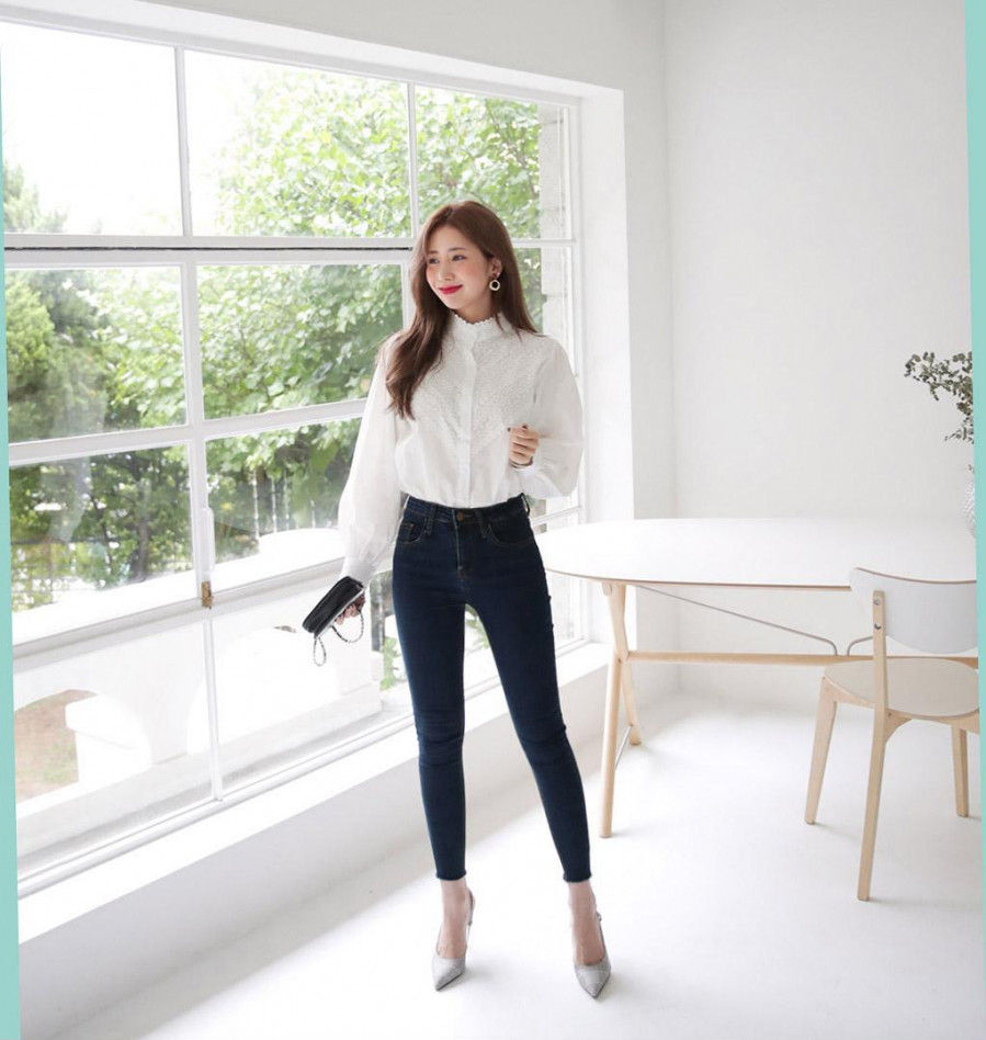 Nếu như mùa hè mê đắm những chiếc áo cổ tàu nhưng quá nóng không thể diện thì đây là thời điểm bạn có thể thỏa sức với kiểu cổ thanh lịch này.