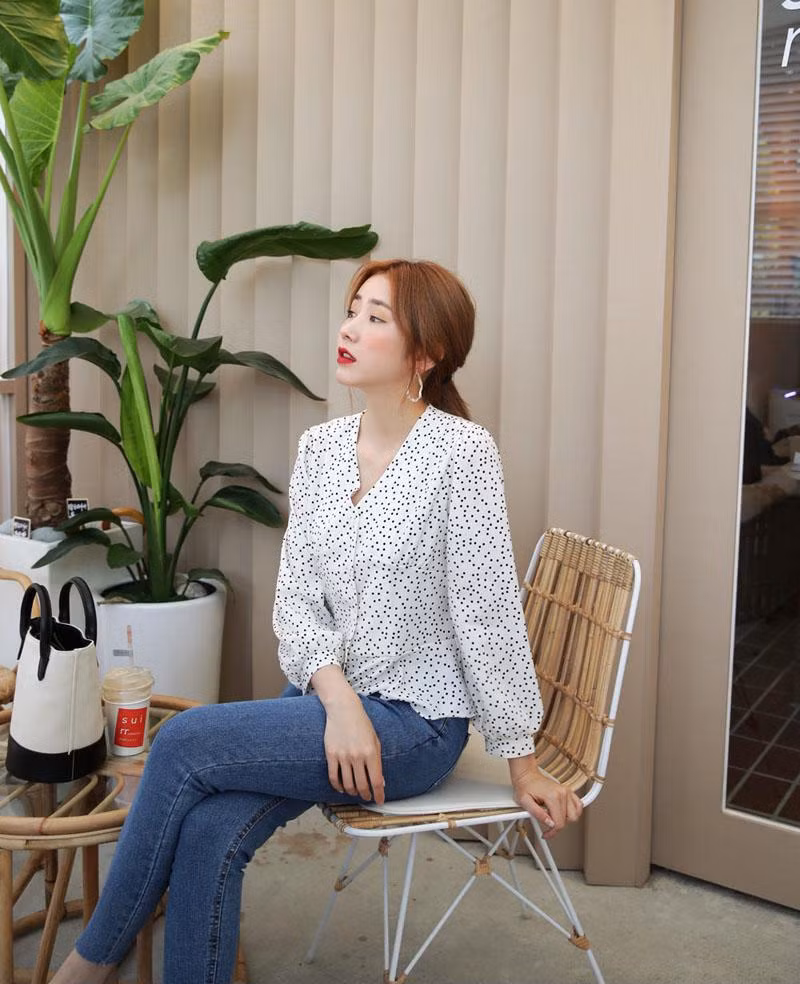 Áo cổ chữ V giúp gương mặt chủ nhân trở nên thanh thoát và tỏa sáng hơn rất nhiều. Với kiểu áo điệu đà này, hãy chọn một đôi giày cao gót để thật sự kiêu hãnh khi xuất hiện.