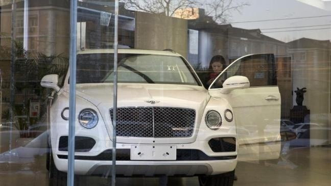 Khong du tien mua xe sang cho ban gai, quy ong dan canh cuop xe