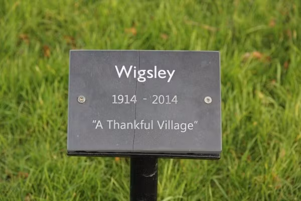 Tấm biển “Thankful Village” tại ngôi làng Wigsley.