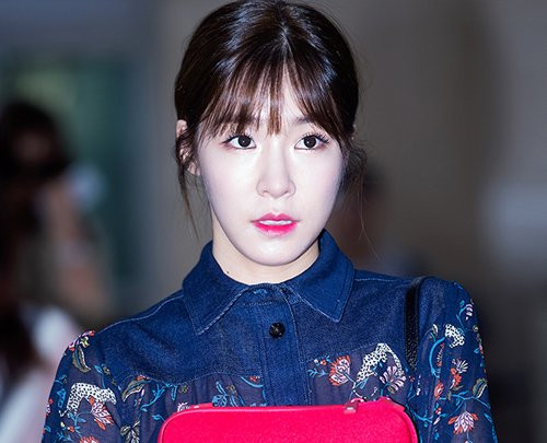 Tiffany với gương mặt trắng bệch, cứng đơ. Da Tiffany có tông undetone trung tính.