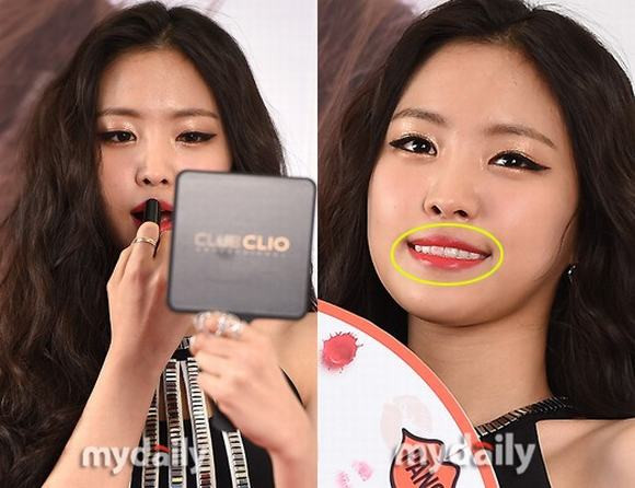 Naeun (Apink) xuất hiện với gương mặt thiếu tự nhiên, răng còn bị dính son đỏ. Gần đây cô nàng làm xôn xao cộng đồng mạng vì tin đồn phẫu thuật thẩm mĩ.