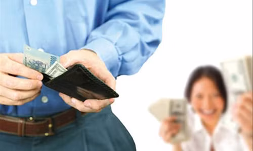 Đàn những tưởng vợ sẽ vô cùng hãnh diện với 5 triệu tiền Tết anh đưa.