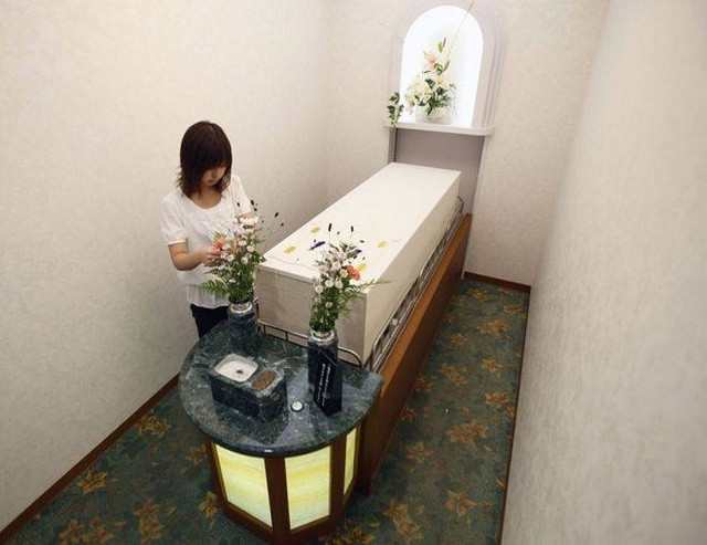 Khác với những khách sạn thông thường, khách sạn dành cho người chết được bày trí bằng hoa cúng, rèm che tối màu và quan tài màu trắng. Hoa và quan tài được lau dọn, thay mới thường xuyên để bày tỏ sự tôn trọng dành cho người đã khuất. Mỗi phòng có diện tích vừa đủ để đặt một chiếc quan tài.