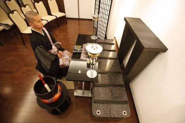 Ngoài ra, khách sạn còn cung cấp dịch vụ đọc điếu văn, tụng kinh siêu độ cho người chết. Các nhà sư sẽ được mời tới để thực hiện nhiệm vụ. Đương nhiên, dịch vụ này sẽ thu thêm phí, nhưng hầu hết gia quyến người chết đều mong muốn sử dụng dịch vụ này.