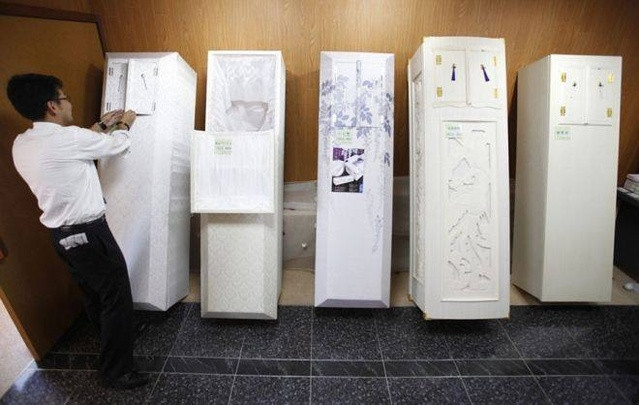 Nhân viên phục vụ đang thu dọn các quan tài.